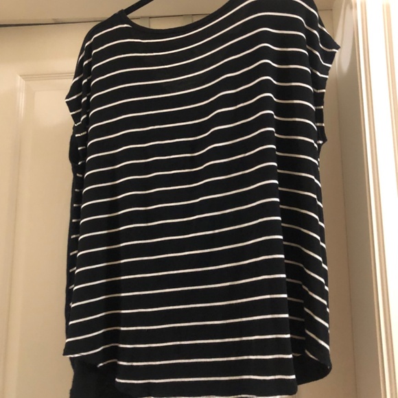 Large black tee with red maple leaf cap sleeve relaxed fit - Picture 4 of 4